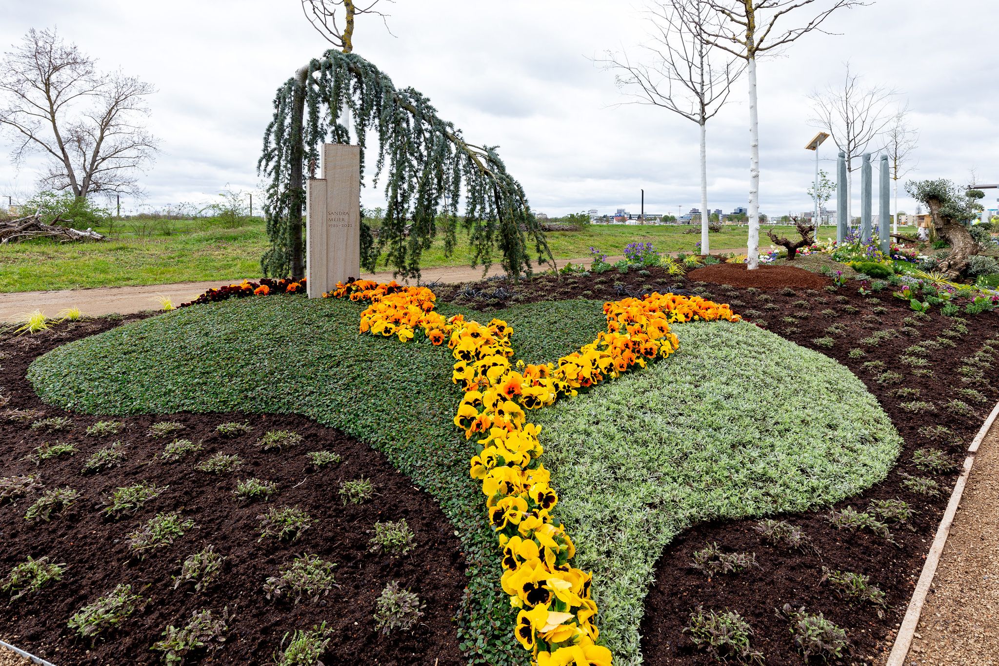 BUGA 23: Auszeichnung in Gold für unser Grab in fließender Form und die Frühjahrsbepflanzung