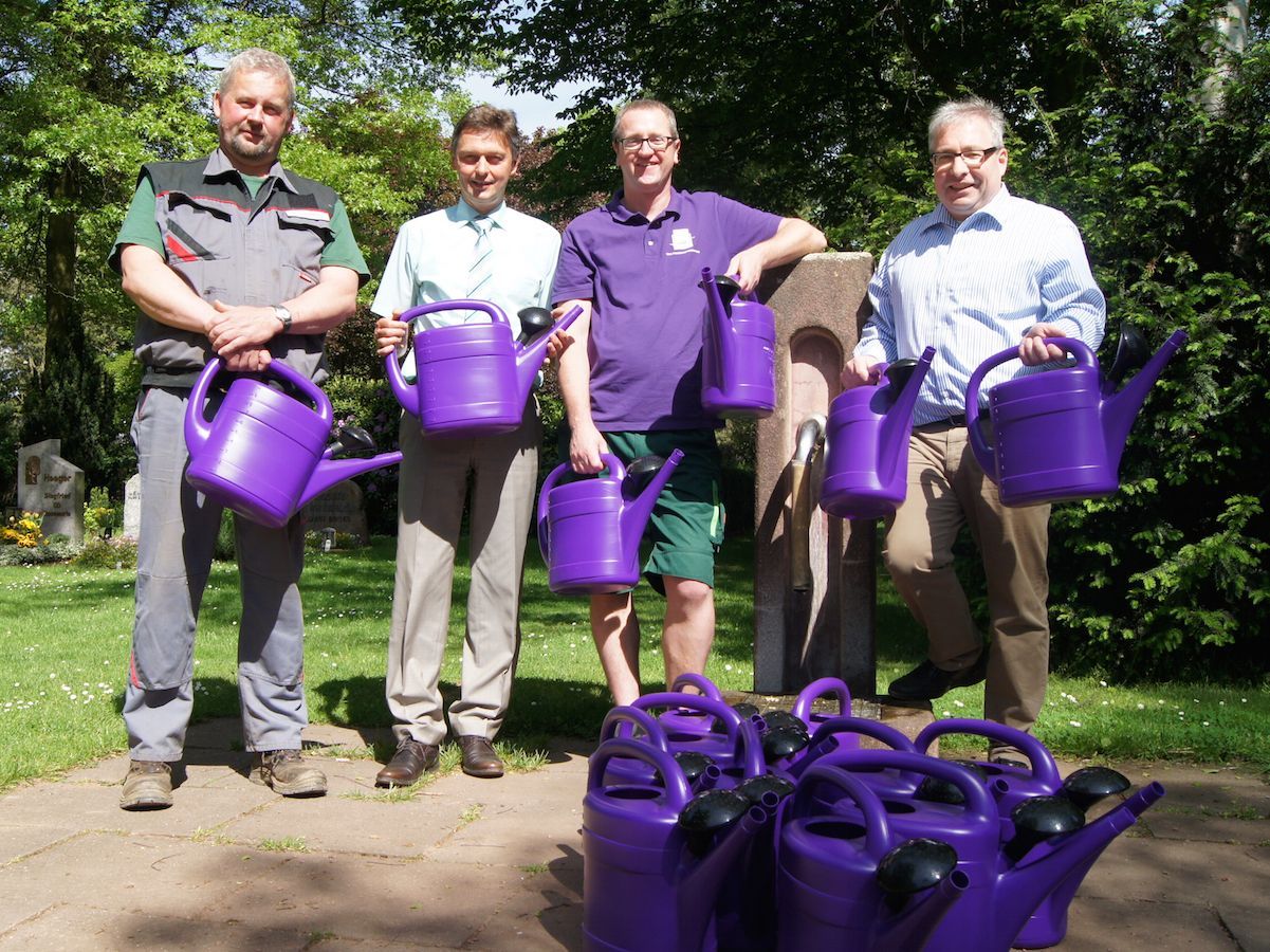 v.l.: Klaus Cuypers (Baubetriebshof der Stadt Neukirchen-Vluyn), Bürgermeister Harald Lenßen, Torsten Stückert (Friedhofsgärtnerei Torsten Stückert) und Klaus Schneider (Rheinische Treuhandstelle für Dauergrabpflege)