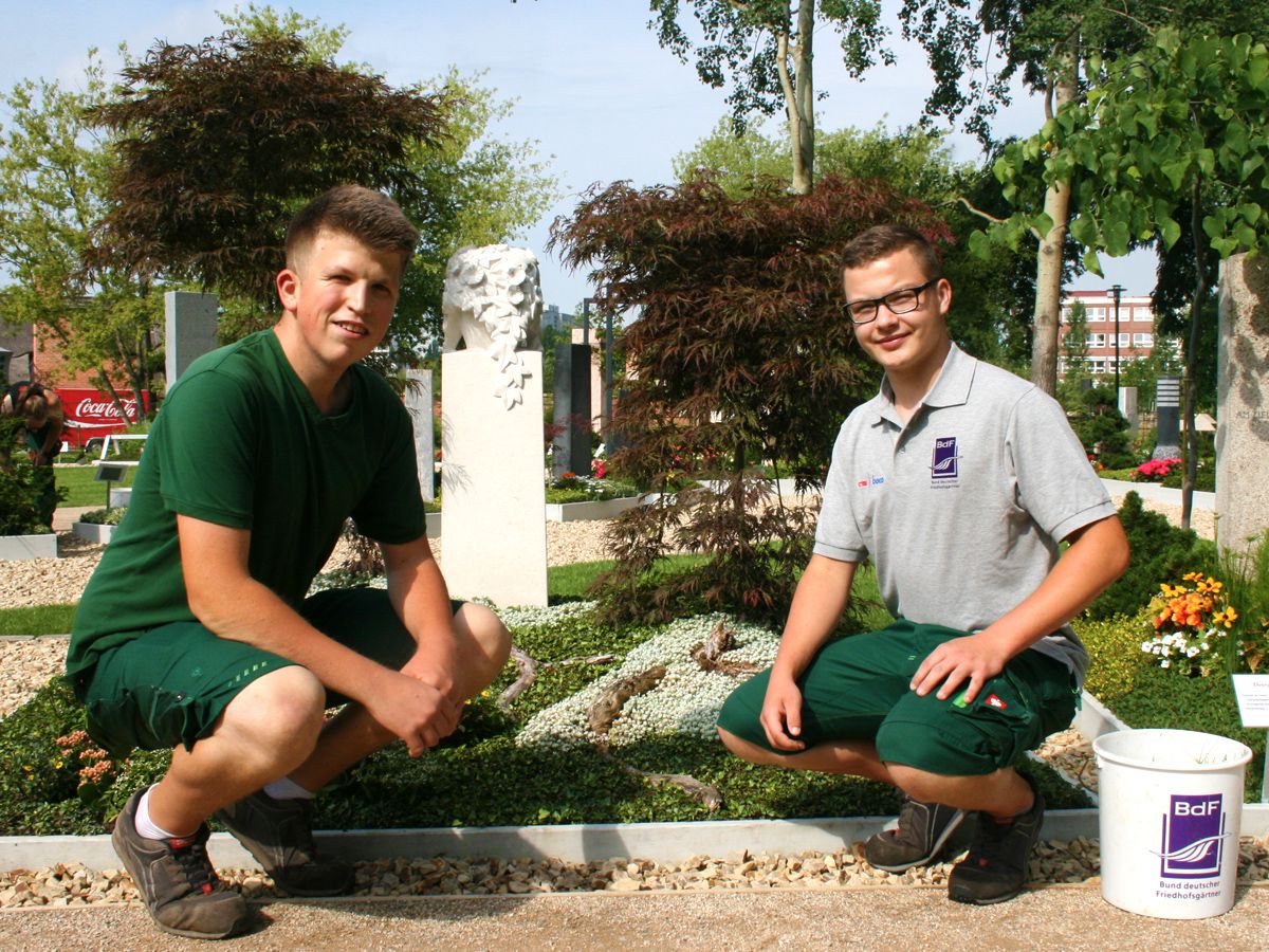 Zehn Tage lang durften Nick Pagor (re.) und Jonas Albrecht (li.) aus Neukirchen-Vluyn auf der Internationalen Gartenausstellung (IGA) in Berlin Marzahn-Hellersdorf fleißig mit anpacken – eine Zeit, die beide nicht so schnell vergessen werden.