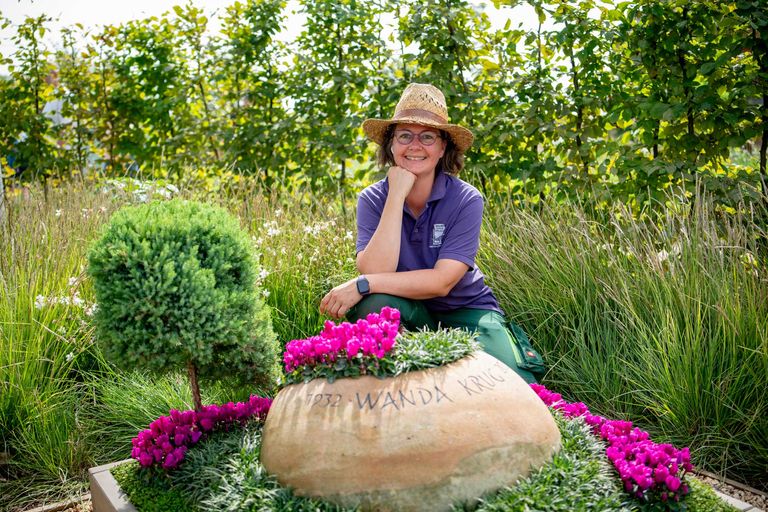 Herbstbepflanzung BUGA23: Yin und Yang – unser Urnen-Mustergrab