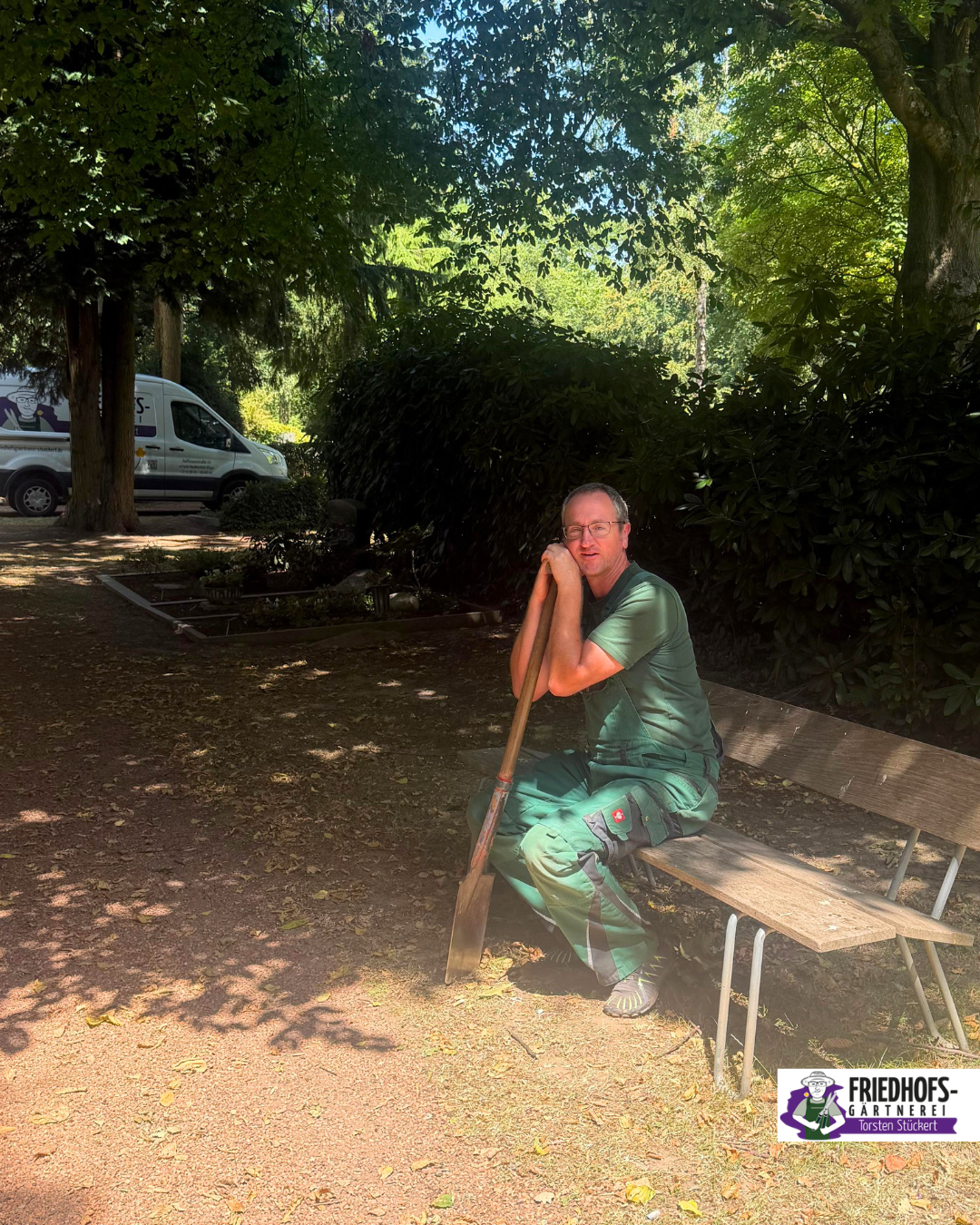 Mann in Gartenkleidung sitzt erschöpft auf Bank mit Besen in der Hand.