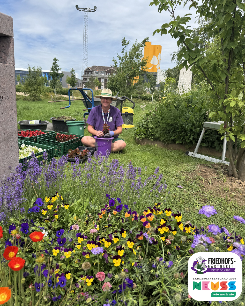 Gärtner pflegt blühenden Garten mit bunten Blumen und Gemüse.