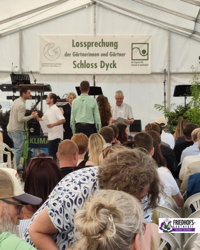 Öffentliche Veranstaltung mit Rede unter Zelt: „Lossprechung Schloss Dyck“.