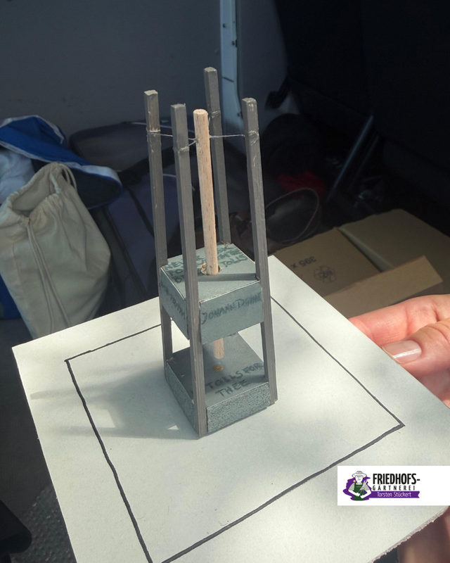 Miniaturmodell eines Windparks auf einem Sockel mit vier Turbinen.