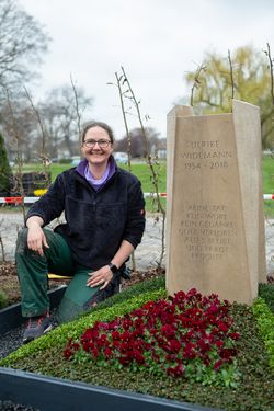 Rebekka Abeler-Spenner neben der Frühjahrsbepflanzung des Urnengrabs der Friedhofsgärtnerei Torsten Stückert auf der BUGA 2021. Foto: Wolfram Schubert