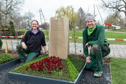 Rebekka Abeler-Spenner mit Torsten Stückert am gestalteten Urnengrab der Friedhofsgärtnerei Stückert auf der BUGA 2021. Foto: Wolfram Schubert